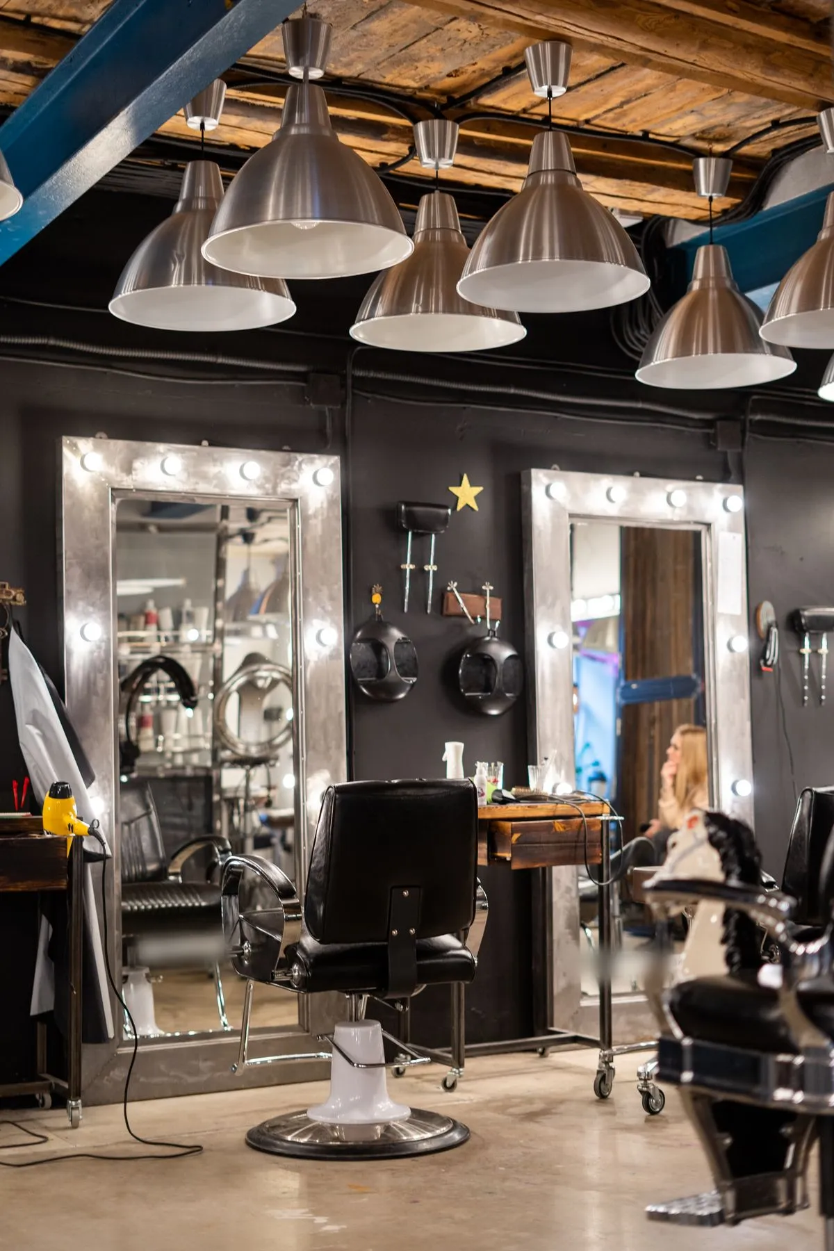 Een lege kappersstoel in een salon